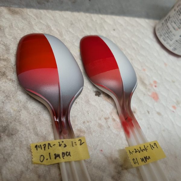 ヤジルシさんhttps://gumpla.jp/author/yajirushiのアドバイスを基に、白立ち上げの上掛けレッドをテスト。隠蔽力の高いハーマンレッドよりも、クリアカラーで様子を見ながら重ね掛けしたほうが良いのでは？ということで、ハーマンレッドは8倍希釈、クリアルージュは3倍希釈で比較してみました💡画面上だとほとんど違い無いようにも見えますが、クリアルージュのほうがブライトかつコントラストが強めに出ます💡また、3層目以降の色変化が少ないので、重ね具合によるムラも目立たないような気がします。対してハーマンレッド、8倍希釈は流石に薄すぎかと思いきや意外と塗れます💡が、エアブラシのコントロールが難しい…スプーンのように単純な形状だから良いものの、複雑なパーツだと多分失敗するでしょう😱比較すると、色味はやや紫よりの暗めに見えます。 今回は重厚かつ鮮やかな色味にしたいのと、失敗しづらい希釈率ということでクリアルージュ採用としたいのですが…もう少しだけ重みが欲しいんだよなー、、ハーマンレッド＋クリアルージュ上掛けも試したくなりました🤣 それから痛感したこと💡ネットの画面なんかでは、色味を確認するのは無理😅自分の目で確かめるというのがやはり大切👍（1枚目）