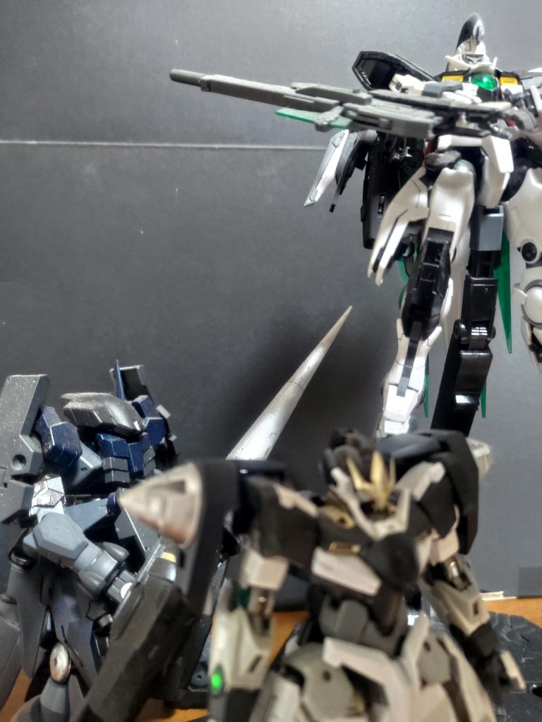 前回あげました。プロトエクシア(高速試験型)の発展機としています。プロトエクシアはツインドライブを直列調和からの高速戦闘に耐えられるのか?トリオ、カルテットドライブの構想時に機体が耐えられるのか?の試験機となっています。