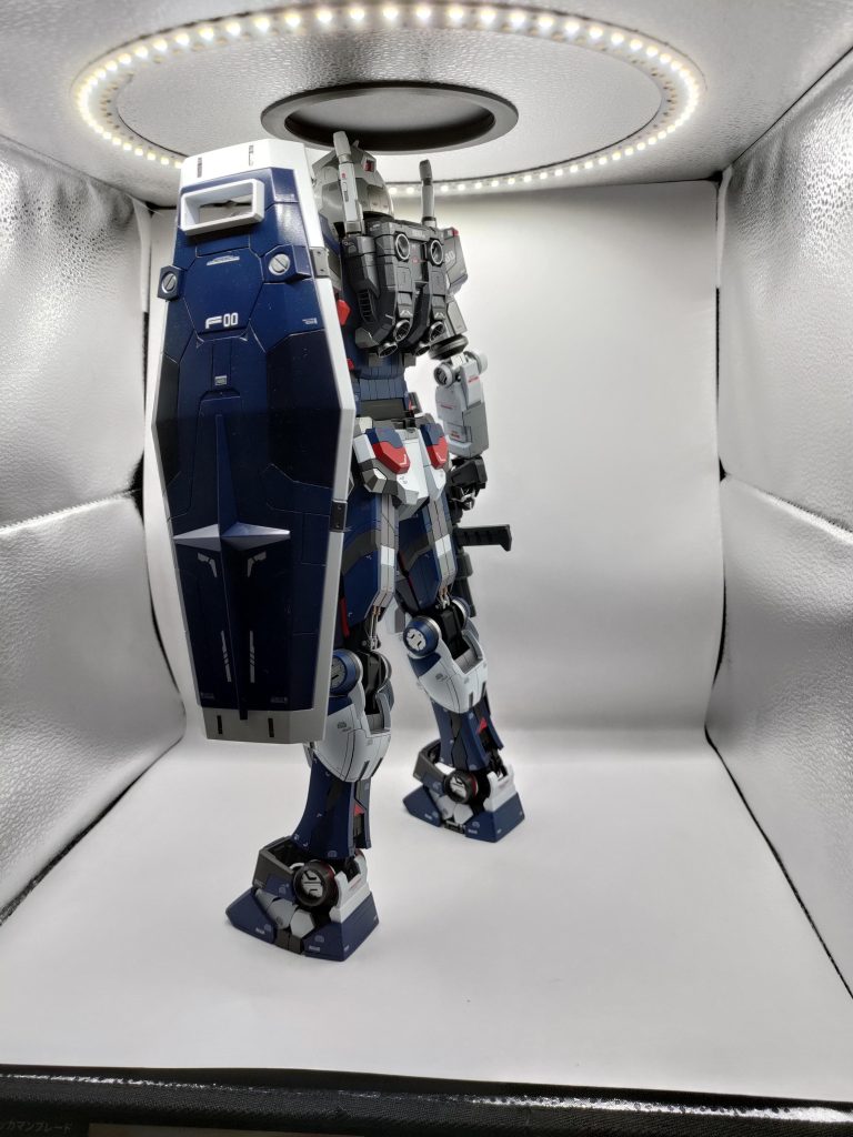 横から。シールドは一応頑張ってスジボリしてみました。本物のアルファタウリガンダムはレッドブルマークですが、流石に真似出来ないので本体色に合わせた色で塗ってます。