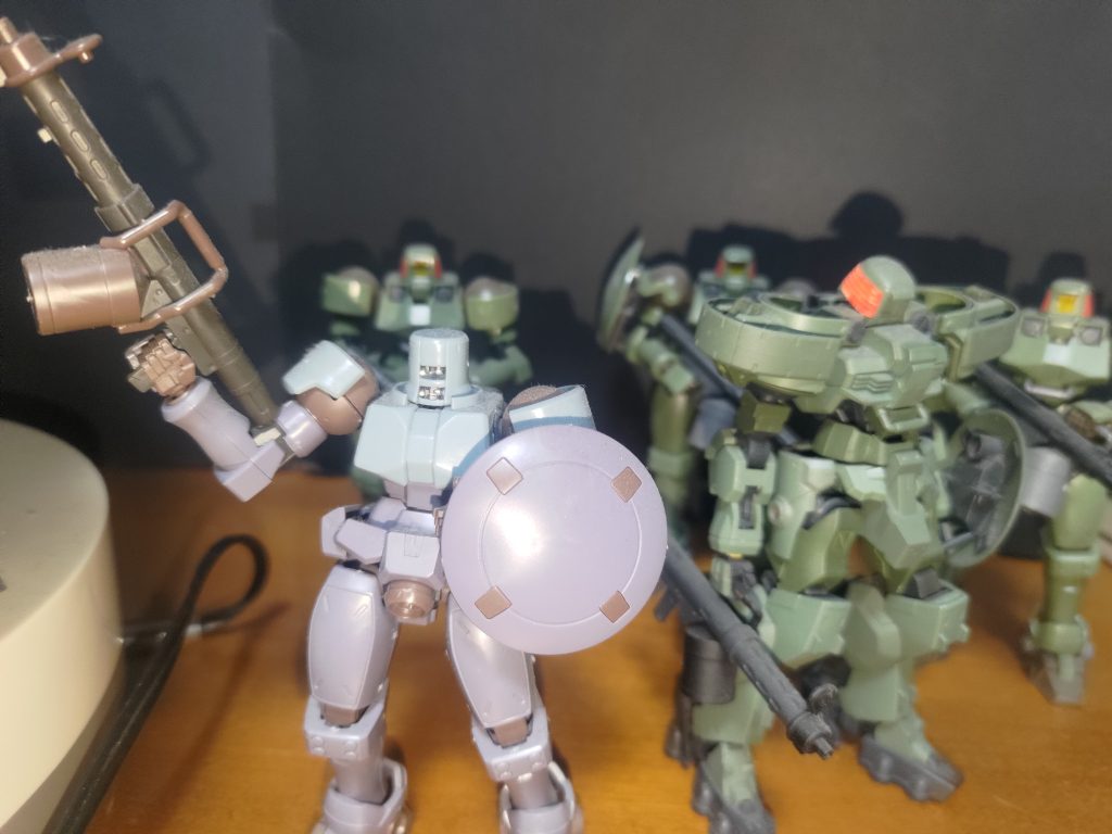 こちらの色違いリーオーのほうが、コレジャナイ感出てません？