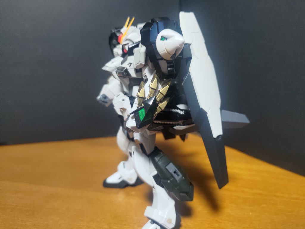 背中には大型GNシールドを装備。装備したことによりGNフィールドを発生させることができる。腕にはガントレットセイバークロウを装備。高出力ビームサーベル、ビームライフルやヒートクロウでの攻撃が可能。