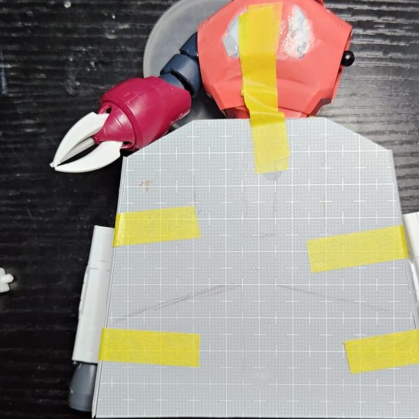 ブースターの部分がすこし大きくなってしまったので、個人的にはゼーゴックに足りないと感じていた要素をを付け加えようかなと思っていますゼーゴックはいい機体ですが単体での攻兵装の数が少ないのではないかと思っています、ゼーゴック単体でも戦えるような何かをつけたいと思っていますクーベルメには淵の部分に傾斜をつけました、ポリパテが中々方まわないので硬化剤が足りないのかもしれませんクーベルメ本体も大きくなってしまったとはおもいますが、後ろ側更に付句は得てもう少し攻撃寮ありそうな印象を付け加えようかなと思っています（1枚目）