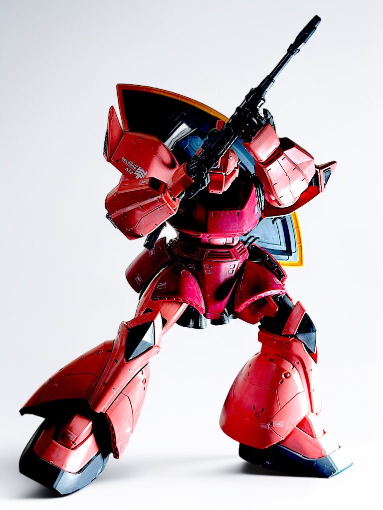 スミ入れ及びウェザリングしています。 ウェザリングは、いつものミスターウェザリングカラーマルチホワイトとグレーズレッドです。 スッと敵の攻撃をかわしつつ、射撃に移るシーンをイメージしたポーズで。