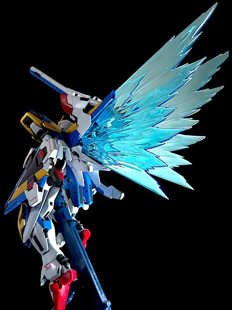 過去作のV2アサルトバスターVer.kaに装着。2色の翼が付属します。こちらは青色。 翼がよく見えるように背面から撮影。エネルギーが噴き出すように見える、良いエフェクトです。