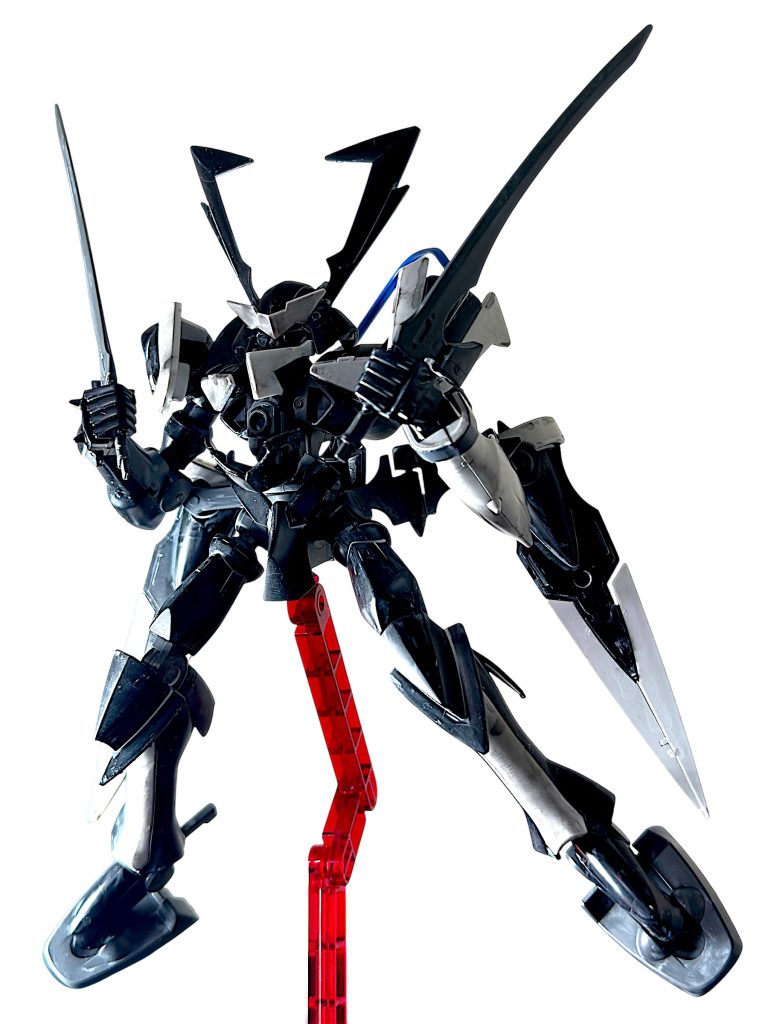 サーベル二刀流！ 長さが異なり、長い方がシラヌイ、短い方がウンリュウです。 箱の試作写真より実物は良い出来なのですが、アニメ内のカッコいいイメージには少し届いていないので、今の技術でぜひ再キット化して欲しいです。