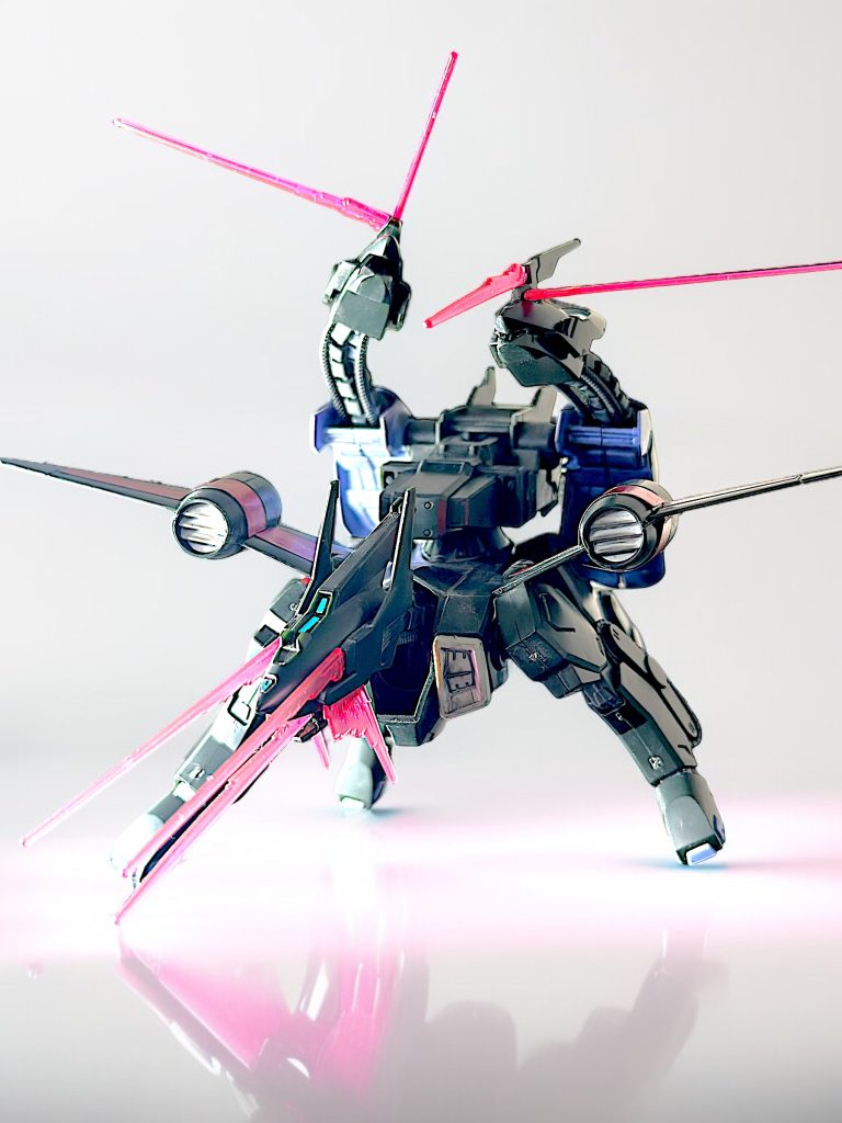 ビームエフェクト装着！ 本体の頭部に5つ、ケルベロスウィザードの頭部もそれぞれ2つ、エフェクトを装着可能で、全て付けると一気にボリュームが出ます。 あっという間に敵を切り刻みそうな雰囲気です(^^;;