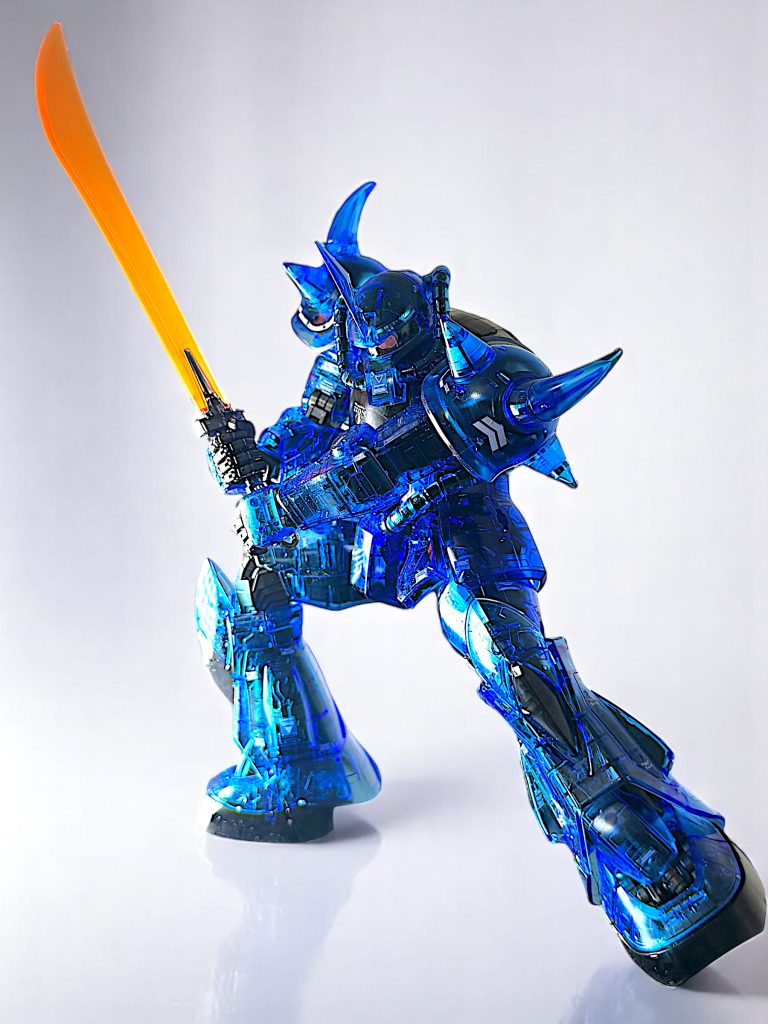 ランバラルがアムロが乗るガンダムとの戦いで、シールドを投げ捨てた後にヒートサーベルを構えるシーンをイメージしています。 サーベルの色合いが本体のクリアカラーに合っていて、美しいの一言。