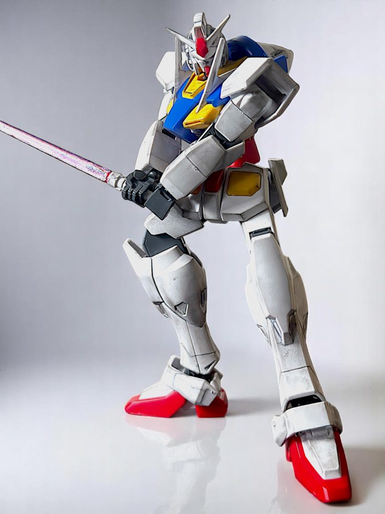 スミ入れ及びウェザリングしています。 ビームサーベルはガンダムマーカーEXのトランザムホロレッドで塗装しています。 刹那との最終決戦でシールドを捨て、両手でビームサーベルを構えるシーンを再現しています。