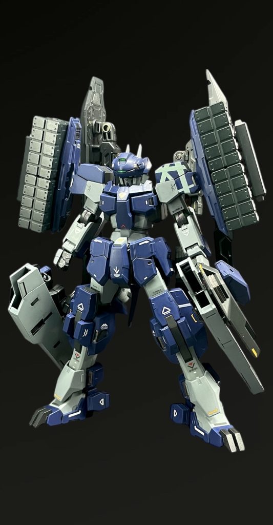 これを装備するだけでだいぶゴツくなったかなと思います😌 ちなみに、初期案ではこれよりも更にゴチャゴチャしてました😅  なので、自分の中でいらない物を削っていきながら「これだけは残したい」ポイントを探っていく作業がなかなか堪えましたね😓