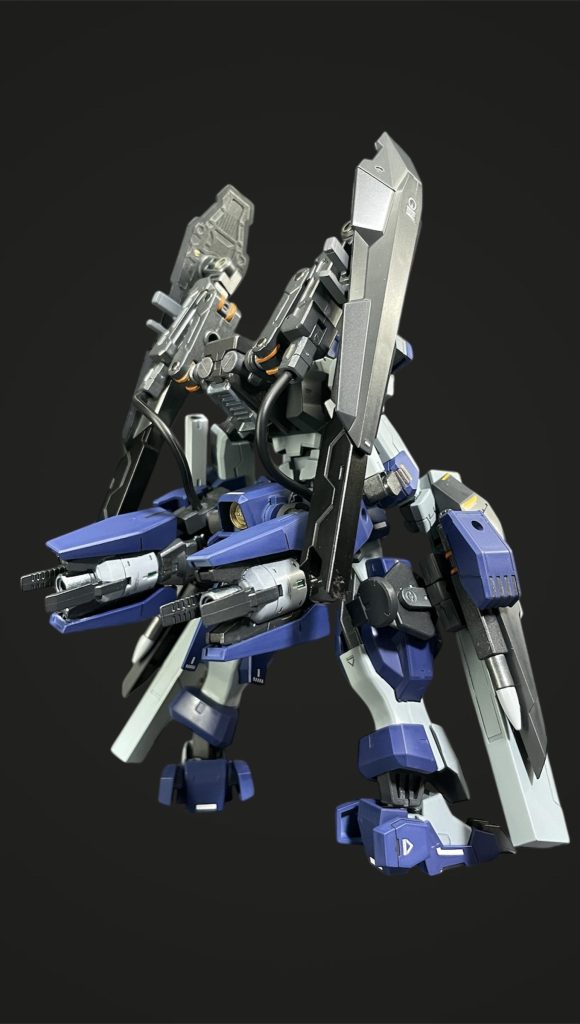 以前作ったマーリックは歴代ロックオンの愛機であるデュナメス、ケルディム、サバーニャのパーツのミキシングとゆうテーマでしたが、今回はサバーニャに対して色んなサポートパーツを付け足していくとゆう形にしていきました☝🏻 正直、デュナメスやケルディムのパーツを用意してまた同じようなテーマでやろうとしても良かったんですが、前回のアイデアに色々と引っ張られそうな気もしたので、やめたとゆうのも理由の一つですね☺️  ちなみに、後ろのケーブルですがディティールとして追加した理由の一つに上半身がのけ反らないように支えになるように針金が通ってるケーブルを接続しました😌この頃の腰のボールジョイントって結構ゆるいので、何もしないとこのバックパックを支えられないんですよね💦