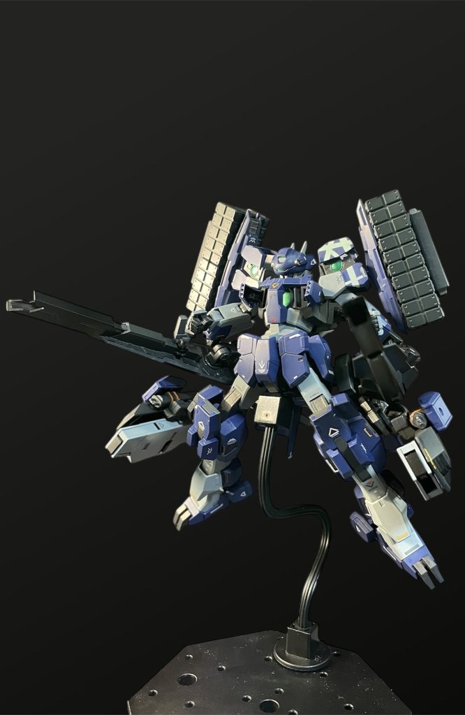 このような形でディスプレイする事も可能です😌 勿論、サブフレームがフレキシブルに可動するのでガンキャノンのように肩の上から砲身を構える事も出来ちゃいます✨ただまぁ、ミサイルコンテナが干渉しちゃうし、せっかくグリップも取り付けたのでこの構えが一番しっくり来るかなぁと☺️