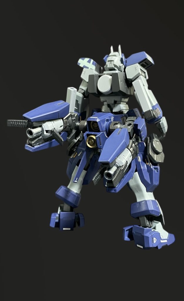 背面バーニアには30mmのオプションパーツを取り付けました☺️ これがまたデザインがなかなかツボでして、当初はこのバーニアユニットを背中に取り付けて、バーニアユニットにサバーニャのホルスターを取り付けたりなんやらかんやらやってました☝🏻 ただどうにもまとまらなかったので、最終的にデュナメスっぽくお尻に配置する形で落ち着きました😌