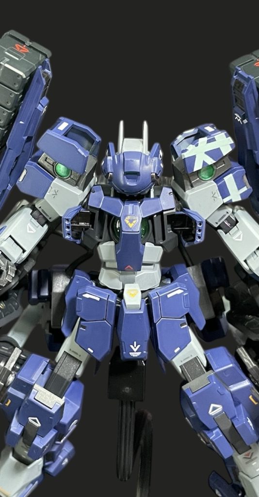 サバーニャの特徴である複数あるホルスターを、最初は全部使う予定でしたが、試行錯誤の中で足に取り付ける方式に落ち着きました☝🏻 代わりに背中に取り付けた翼のようなバインダーはV.S.B.Rのように脇から砲身を覗かせるように動かして、、