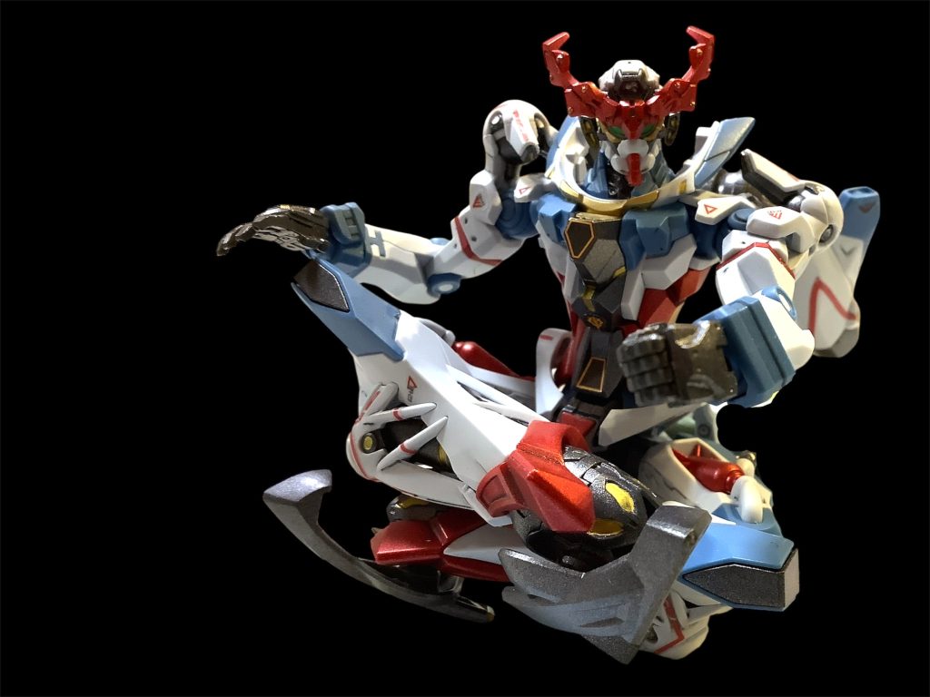 あぐらもかけました。コロニーの隠れ家で自分の合体パーツ作ったり、マチュに「さあ、私に乗れ！」とか言ったりして。