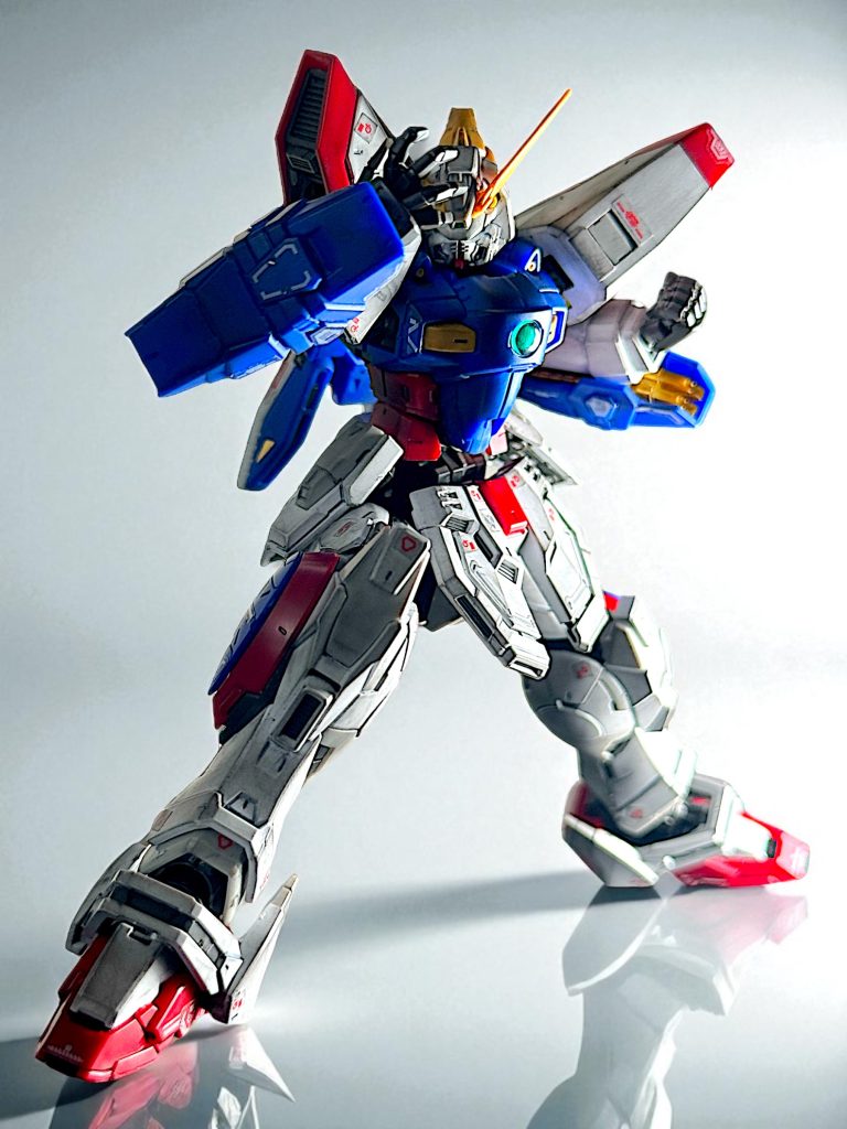 スミ入れ及びウェザリングしています。 RGゴッドガンダムのフレームを使った組立のため、パーツのポロリが無く、ガシガシ動かして遊べる素晴らしいキット。 シャイニングガンダムなので、力強く構えるポージングで。