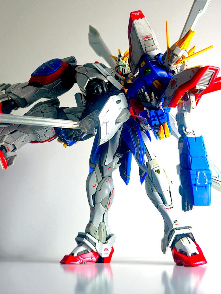 アニメ第24話でゴッドガンダムが始動するシーンを再現。 シャイニングはゴッド単体では支えきれないので、ウェポンディスプレイで荷重を分担しています。 この乗り換えシーンは、Gガンダムらしく熱い展開でした^_^