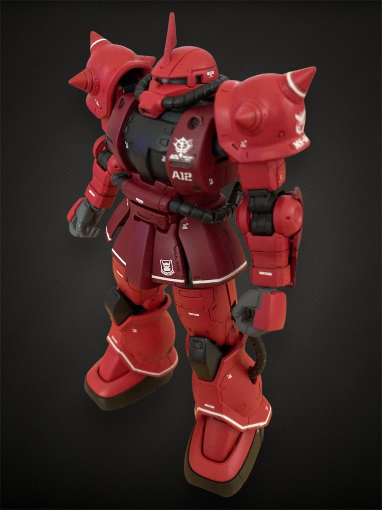 前から。今回は両肩をスパイクにしてシャア専用というよりも、シャアのカスタム機というイメージにして、動力パイプもF2などと同様に赤ではなく黒にして、よりカスタムっぽさを出しました。