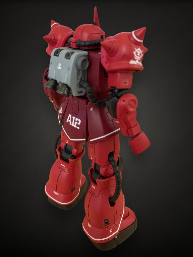 後ろ姿です。特に改造点はありませんが腰部の3mm穴はプラ版で埋めています。バックパックも塗り分けています。