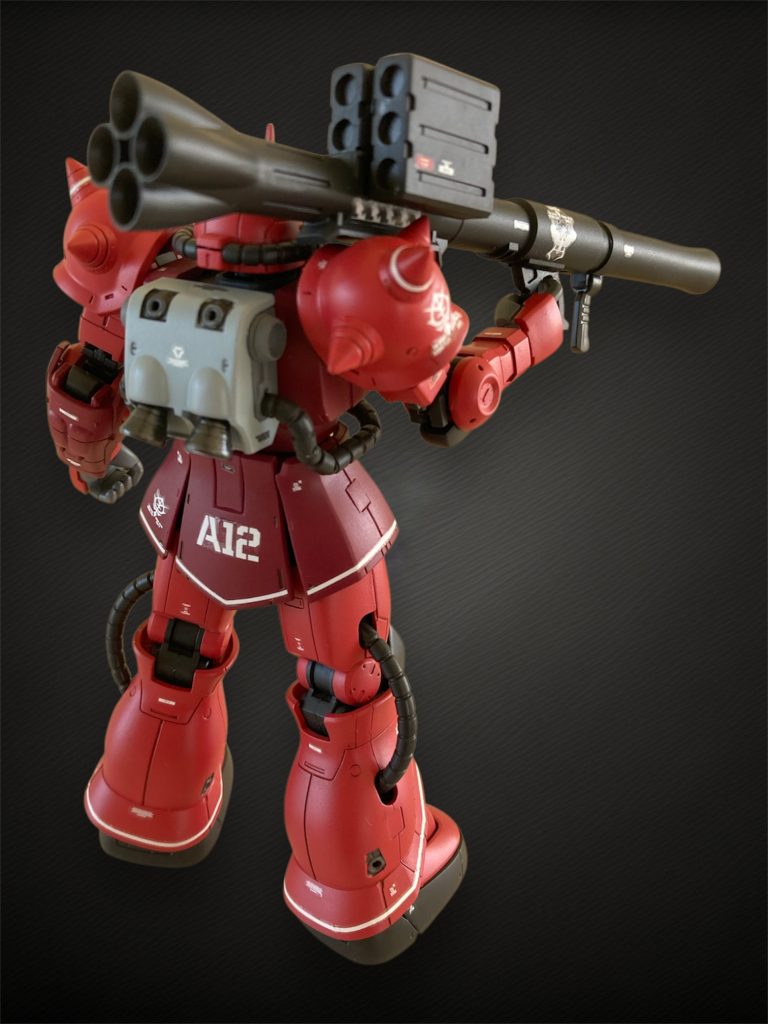 バズーカを担いだ後ろ姿