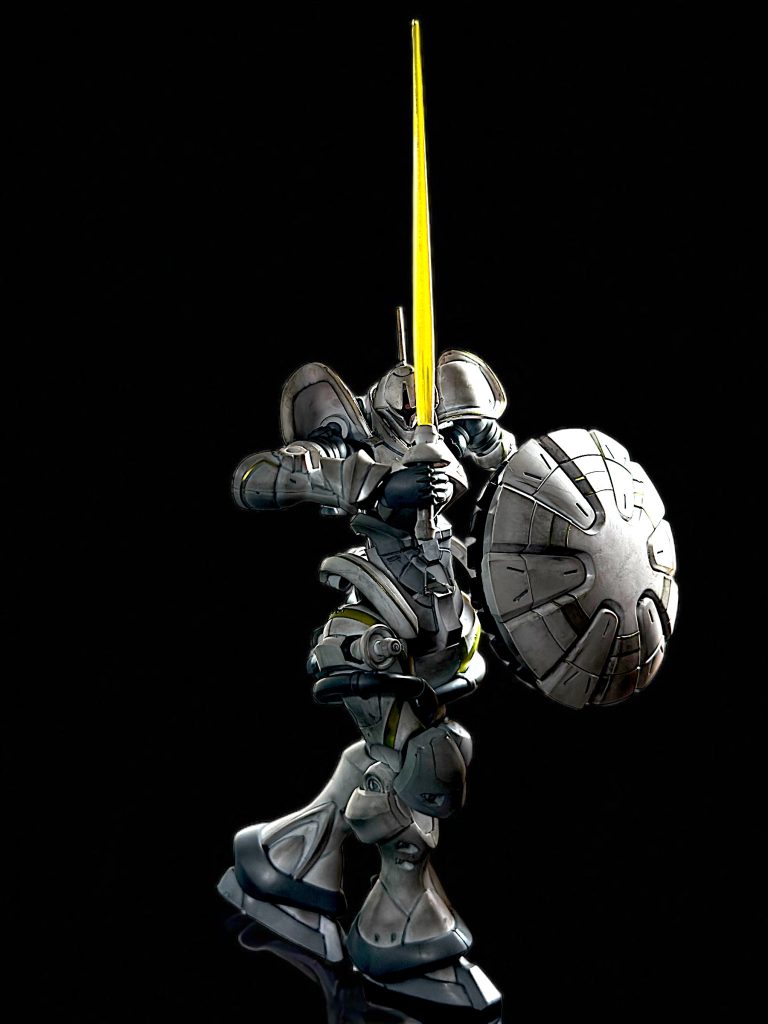 ビームサーベルを構えると、これこそギャンって感じが出ますね。 シールドは汚しが単調にならないように塗る筆の方向や角度を何度も変え、光の当て方も汚した面がよく見えるよう、かなり拘りました^_^