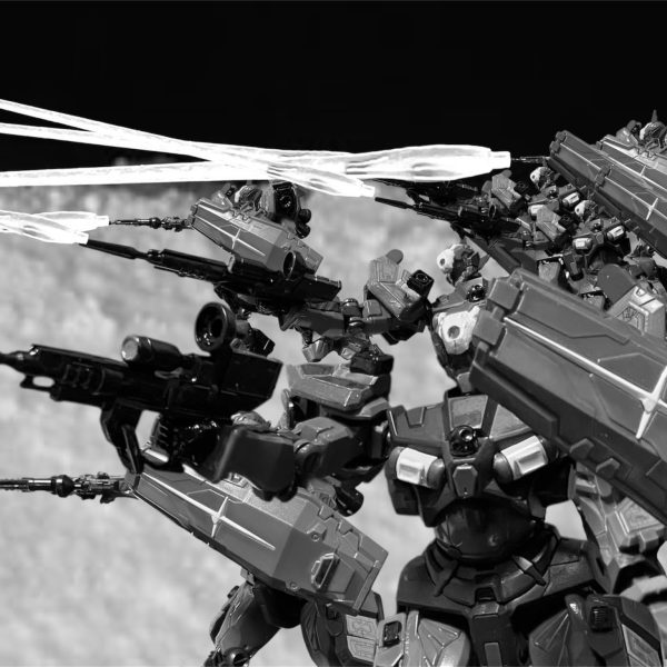 銃弾とビームが飛び交う。だが圧倒的数の暴力の前に距離を詰められる。ハイザックに飛び掛かる巨体をビームで剥がそうとするネモ。それを尻目に頭上を飛び越える巨体。おもや、コア3から出られると思ったらまだ立ち塞がるか？ネオジオンにも居場所がなく、かといって地球になんらかの愛着があるわけでもない。そんなお前がなぜ私の前に立ち塞がる？俺は・・・ニュータイプの未来のために戦っている。ただ滅ぼすことしかしないあなたとは違う。所属違えどその志のために、俺は戦う‼️・・・では、理想を抱いて⭕️がいいっ💢エグザベ　ネオジオンルート　ラストバトル（2枚目）