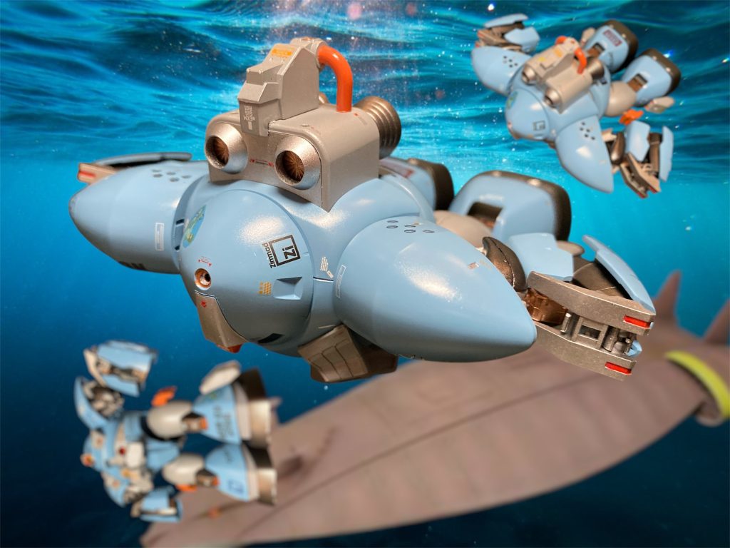 機体各所には潜水中の非常事態を想定して予備のブロータンクが増設された。このシステムにより、行動不能となった他のMS等を牽引していても浮上出来るだけの余剰浮力を獲得している。また荒れた海での救助活動を想定して潜航翼ユニットを配置し、巡航速度よりも安定性重視の設計がなされた。
