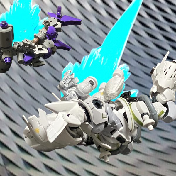 満身創痍な愛機が離れていく。キケロガも同様に。ご面倒掛けます。・・・ありがとう。いいってことさ^_^ネモのパイロットが請け負う。2機が核融合炉と激突。爆風をザクとネモがそれぞれ覆って守る。閃光に飲み込まれていくビグ・レックス。ここにザビ家の殲滅装置は終わった。おたく、ジオンに戻れないだろ？戦友のよしみで弁護士くらい紹介するぜ？・・・よろしくお願いします。親しげなネモのパイロットに頼む。ハイザックに移送されるシャリアは会釈のみ。だが互いにそれで充分。ハマーンが戦死した本日、エグザベのネオジオンでの戦いは終わった。〜宇宙世紀0100〜エグザベ中佐、エグザベ中佐！どうかされましたか？・・・いや、外を見ていた。すまない。報告を続けてくれ。はい、アジア地区のジオン残党の動きが活発化しているようです。ヨーロッパ地区・・・・0088 あのあとエゥーゴに投降した俺は裁判・監察を経て軍籍をエゥーゴに移し、後に外郭機動部隊「ロンド・ベル」にてジオン残党と戦う。シャリア中佐は、0090に消息を絶った。噂じゃ木星船団に同行したとあるが。第二次ネオジオン紛争を経て、俺は地球圏内勤務に移り、実戦から離れデスクワークに明け暮れた。そして0100・・・・あれから小規模な紛争が起こりはしつつも鎮圧されるの繰り返し。だが、自分自身が直面する機会すらないので、そう言った話はどこか達観してしまう。それでも生死の狭間に生きていた頃と比べて幸せだろう。本来自分が求めてたNTの幸せとは、普通の人と変わらず殺し合わずに生きていくことだった。ふと見上げる夜空を見て、すでに手にしたことを未だに実感できず、帰路に帰るのだった。終 （3枚目）