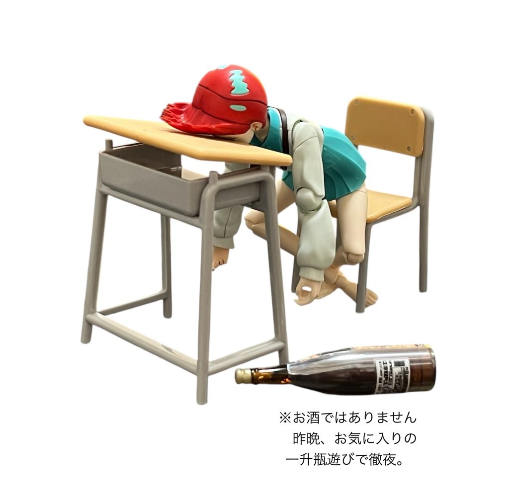 あまりにも酷すぎたので、まともなマチュをば。髪の凹みにタミヤの墨入れダークブラウン、鼻筋と口元と耳の凹みにも同じく墨入れピンクブラウンで陰影をつけて艶消しを吹いただけです。