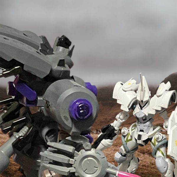 マハル戦役　終盤シャアとザビ家、互いの信じる道で戦うことになってしまった二人の物語に終止符が打たれる。・・・すでに対峙して互いにビームサーベル程度しか武器はない。丸2日呑まず食わずで。こちらも限界だが、それは向こうも同じ。・・・覚悟を決める、余計なウェイトになりそうな武器・装甲をパージ‼️Rジャジャが武器装甲を外し、ビームサーベルのみを構える。・・・出会った頃から君はやる時にやる、決める時に決める人だと思っていました。いざっ！！若いっ！！光剣、一閃！？Rジャジャの腕がビームサーベルごと切り裂かれる。だが次の瞬間、まだまだ‼️‼️‼️下がるのではなく前に進んだRジャジャの頭部ブレードからプラズマが走る！？・・・み、見事・・・気がつけばプラズマブレードの刃が深々とキケロガを切り裂いていた。倒れ伏すキケロガを見るエグザベは、呼吸困難かと思うくらい息絶え絶え。顔面蒼白な上に滝のような汗。決して楽な勝負ではなかった。だが、買ったのは・・・俺だ。 （2枚目）