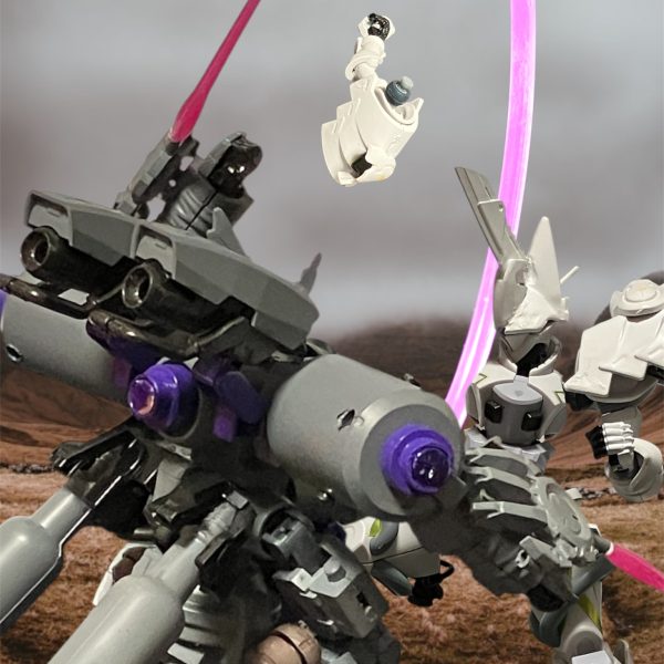 マハル戦役　終盤シャアとザビ家、互いの信じる道で戦うことになってしまった二人の物語に終止符が打たれる。・・・すでに対峙して互いにビームサーベル程度しか武器はない。丸2日呑まず食わずで。こちらも限界だが、それは向こうも同じ。・・・覚悟を決める、余計なウェイトになりそうな武器・装甲をパージ‼️Rジャジャが武器装甲を外し、ビームサーベルのみを構える。・・・出会った頃から君はやる時にやる、決める時に決める人だと思っていました。いざっ！！若いっ！！光剣、一閃！？Rジャジャの腕がビームサーベルごと切り裂かれる。だが次の瞬間、まだまだ‼️‼️‼️下がるのではなく前に進んだRジャジャの頭部ブレードからプラズマが走る！？・・・み、見事・・・気がつけばプラズマブレードの刃が深々とキケロガを切り裂いていた。倒れ伏すキケロガを見るエグザベは、呼吸困難かと思うくらい息絶え絶え。顔面蒼白な上に滝のような汗。決して楽な勝負ではなかった。だが、買ったのは・・・俺だ。 （6枚目）