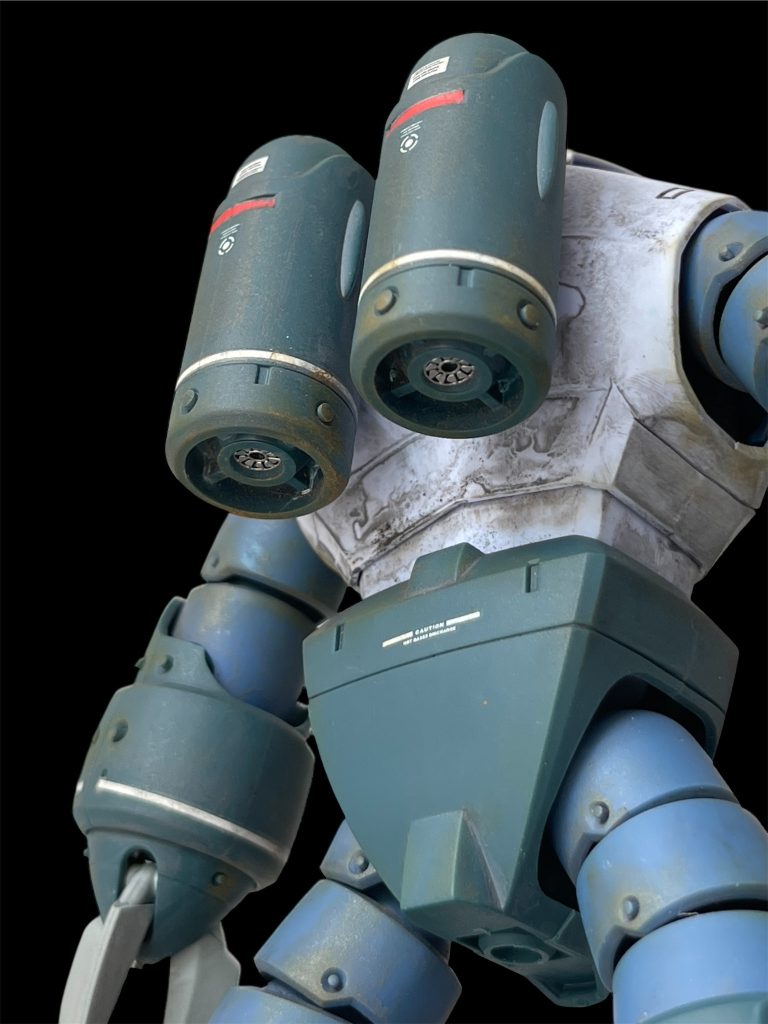 推進装置の下部にも大きめのランナーリベットを入れていますが、実はゲート跡を消すためにゲート位置に孔を開けています。