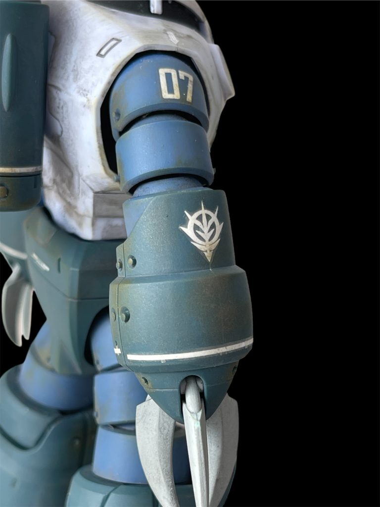 腕の合わせ目の白化を目立たなくするためのデカールとウェザリング