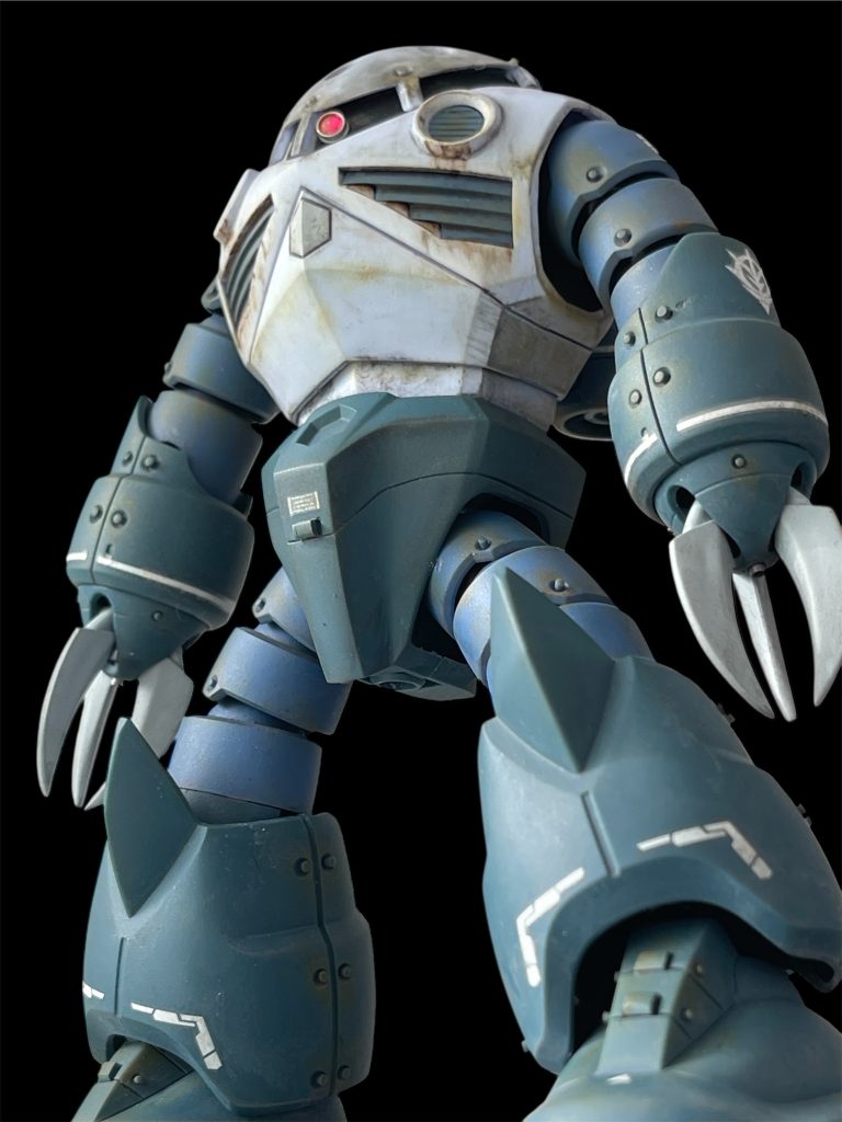 当初はウェザリングする予定ではなかったのですが、合わせ目が白化してしまったのでそれらを目立たなくするために汚すことにしました。