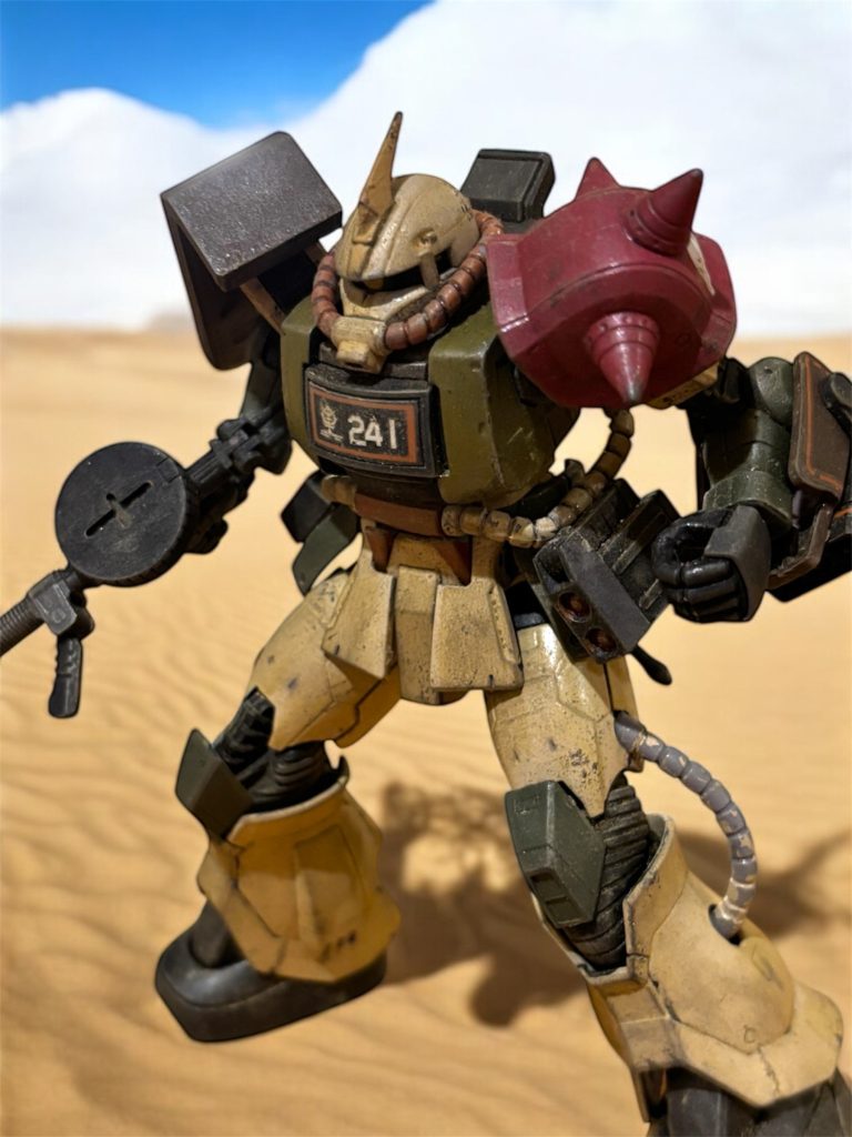 ザク・デザートタイプ、かっこいいですよね。こいつを手に入れてから、第2部はアフリカ戦線と決めました。レッドショルダーは……ちょっと無理がありましたね(gundam-kao5)てか、復讐のレクイエムに赤い肩の部隊いたんですね(zaku-kao4)