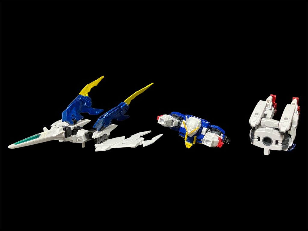左からコアファイター・ハンガー・ブーツのパーツ順。コアファイターはミノフスキードライブをクロスボーンガンダムのXウイングをイメージしてエアファイターでミキシング^_^