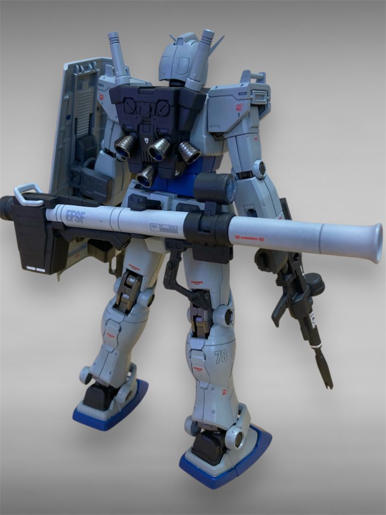 G3なのでバズーカ2丁持ちに憧れていたので、2つ製作しましたが、やはり待たせにくいのと塗装ハゲにびびって断念。1つだけ腰にマウントしてみました。バズーカの持ち手稼動部の改造しておけば良かったです(これからでも出来るかな)。