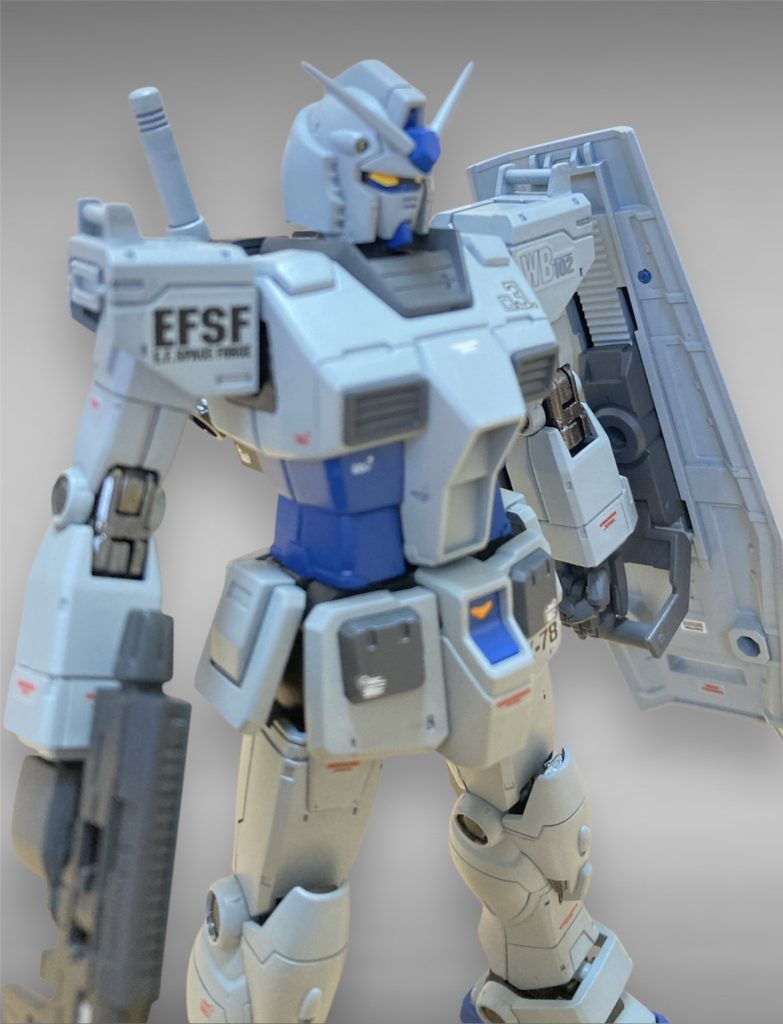 膝、脛、バックパック以外は、左上腕にスレッガージムから移植したガトリングを装備(このパーツ、ガンダムのモノと同じではなくて新たに作られてるんですね、皆さん知ってましたか?)。シールド基部を腕に近づけるように少し改造をしています。