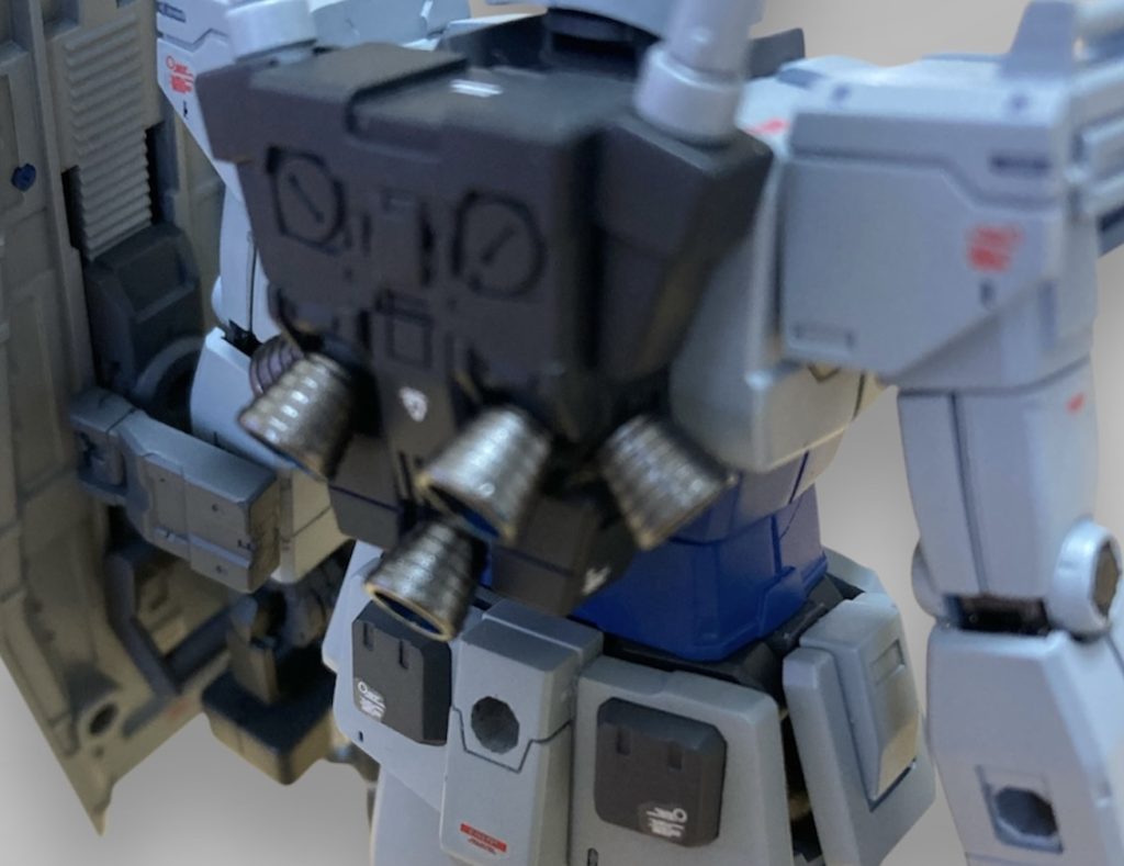 バックパックも同様にスレッガー機から。G3が高機動型という訳ではないかも知れませんが強いガンダムにしたいという願望から。3mm穴は市販のパーツで埋めています。