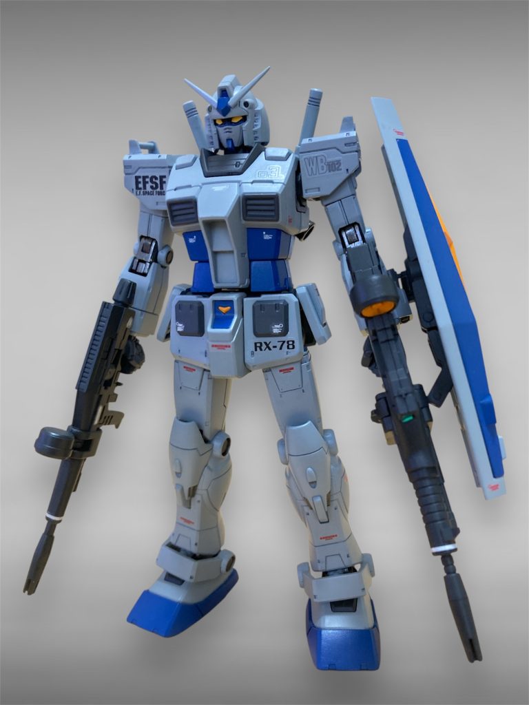以前もHGオリジンG3カラーは製作していましたが、今のスキルとアイデアを入れて再度作りたくなったので積みプラを崩しました。ボディはクレオスの明灰白色を選択。ブルーは先日製作したF2ザクランバラルカラーの青を使用してやや明るめのG3ガンダムにしています。間接はガイアのスターブライトアイアン、武装類はジャーマングレーです。武装は新旧ビームライフル。バズーカについては後述…