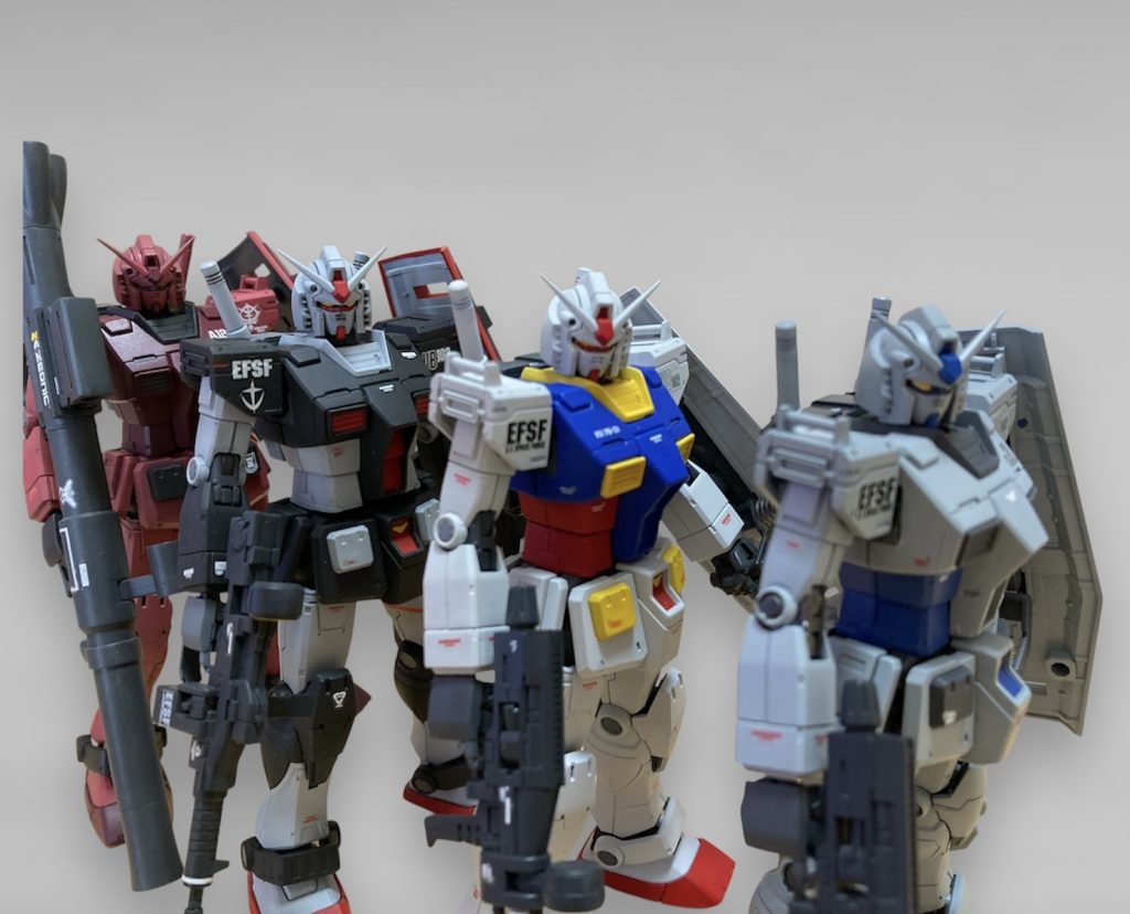さらに強奪されてしまった赤いガンダムことシャア専用ガンダムも加わりパシャリ。塗装だけでなく4体とも、少しずつパーツ構成などを変えていて拘りと愛情があります。とは言いつつ置き場がなくなってしまい、以前投稿した、02ガンダム、現地改修ロールアウトカラー、G3や他のMSは買取屋さんに出してしまいました。それもあり今回再製作となった次第です。