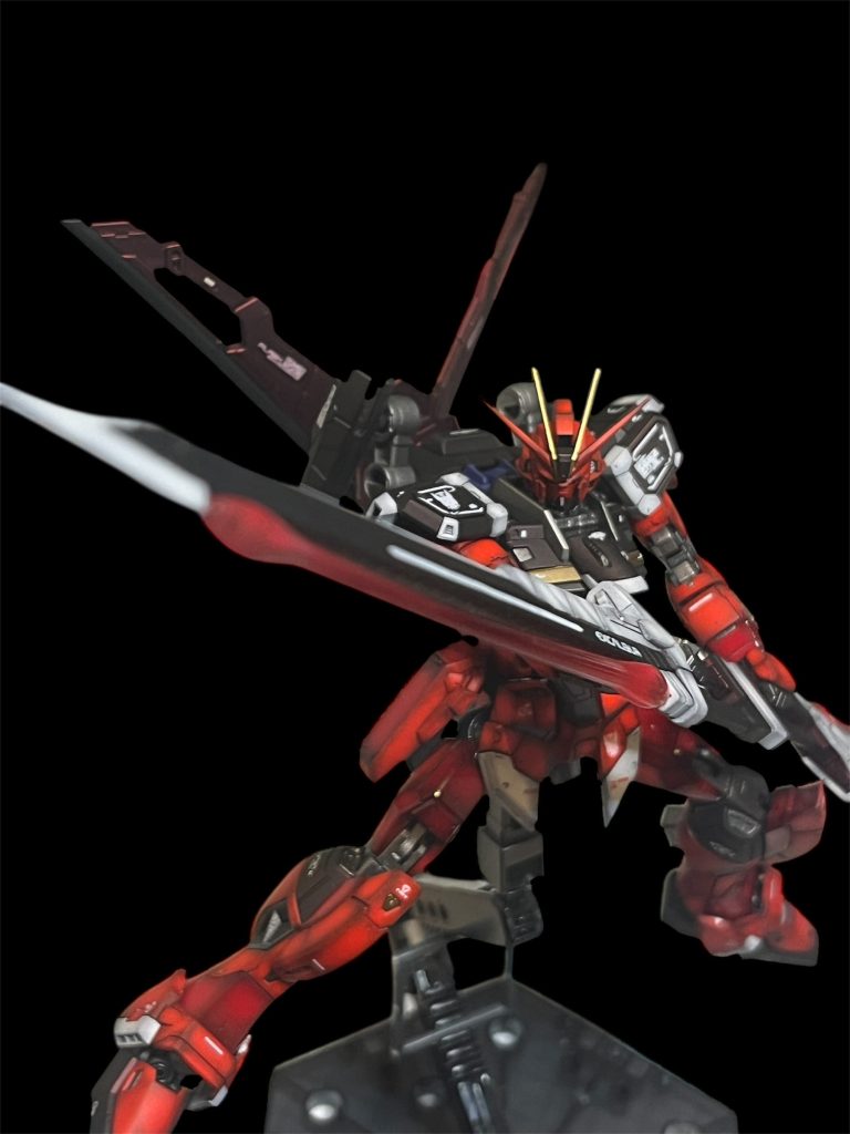 義務ポーズ💪黒部分はクリスタルカラーのルビーレッドを混ぜ込んでるので、光の当たり方で赤くなる…かと思いきやただのメタリックブラウンに見えます笑