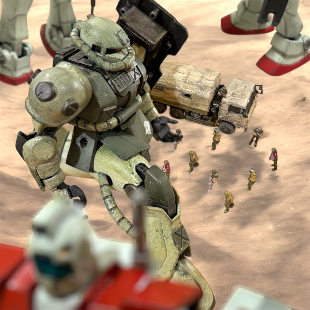 　合流したのは、現地のゲリラ部隊だった。ザクを鹵獲し、ジオンの小規模拠点に対して奇襲攻撃を繰り返してきたという。　ザクのパイロットは”ロレンス”と名乗った。パイロットであると同時に、どうやらゲリラのリーダーらしい。”ロレンス”というのはおそらく偽名、と言うよりコードネームのようなものらしい。堀が深いブロンドヘアーで、綺麗な二重まぶたに青い瞳が、俳優のようだった。おまけに、声が抜群に好い。コクピットから降りて、ラッキー・ブライトマン少佐の元に向かう彼を見て、人を魅了する男だ、と、ヘントは思った。　もともと、アフリカ戦線に展開していた連邦軍に、開戦当初から協力していたらしく、ブライトマン少佐にもすぐに話が通った。「連邦の最終的な狙いはバグダッド、サラサール基地という理解で構わないでしょうか。」”ロレンス”に尋ねられたブライトマン少佐は、軍事機密である旨を返答するが、否定もしない。”ロレンス”は満足げに微笑んだ。「MSの装備品の補給、新たに進軍してくる戦力から供給があると伺っておりました。」「それは、約束通り。」　レバント解放戦線にその約束を取り付けた連邦軍の部隊は、既にジオンによって壊滅させられていたが、その旨は確かに引き継いでいた。ブライトマンが手渡した目録を見て、”ロレンス”は目を細め、ありがとうございます、と深い声で言った。「簡単に信用されないと思っておりましたが、こんなにご理解いただけるとは。これに報いられるよう、積極的にご協力いたしましょう。」　”ロレンス”は表情を引き締めると、ブライトマンとの間におかれた机に、レバント地方の地図を広げた。「こことサルサール湖のちょうど中間地点あたりに、ルトバという街があります。この、ルトバの北。」言いながら、広げた地図を指さす。「ここに、サルサール基地の前線拠点があります。ここを落とすための支援に、我々で工作をいたしましょう。まずはそのお手並みをご覧いただければと思います。」