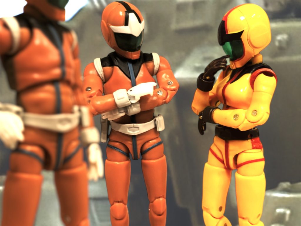 「”アラビアのロレンス”か。なかなか洒落がきいているな。」「出たな、地球文学かぶれの蘊蓄が。」ヘントが呟くのを聞いて、茶化すイギーに、「そういうのは教養があると言うんです。」とミヤギが釘を刺す。いや、ただのオタクだろう、とイギーは思ったが、その一言は飲み込んだ。先日のコールサインの一件から、ミヤギからの風当たりが強いからだ。「で、どう思う？信用できるか？」　ブライトマンと話を続ける”ロレンス”を遠巻きに見ながら、イギーは明確に疑いの目を向けた。「曹長はどう思う。主観や直感で構わん。」イギーの疑問には答えず、ヘントはミヤギ曹長に話題を振る。「なぜ、自分でありますか。」「なんとなくだ。曹長には、そういう直観力があるのではないかと思える。それこそわたしの主観と直感だが。」そうですね、とミヤギは顎に手を当て、空を見上げる。「嘘はなさそうな気がしますが、いちいち芝居じみているのが気になります。」「それは、俺だって気づく。」イギーがからっと笑う。「つまり、そういうことですよ。わたしは別に、そういう直観力を持ち合わせてはいません。」そうだろうか、とヘントは思った。が、いつものごとく、口にはしない。芝居じみているのが気になる、とミヤギの言葉を、もう一度反芻し、ぽつりと呟く。「何か隠している、という感じはするかな。」「ああ、それは、そうですね。そういう感じはします。」「しゃべり方がな、とにかく俺は気になる。あの芝居じみたしゃべり方。」イギーも、何かが引っかかるらしい。「まあ、前任部隊も信用に足ると信じて引き継いだのだろう。信じるしかないか。」ヘントは、自分自身を信じこませるように言った。～～～～～～～～～～～～～～～