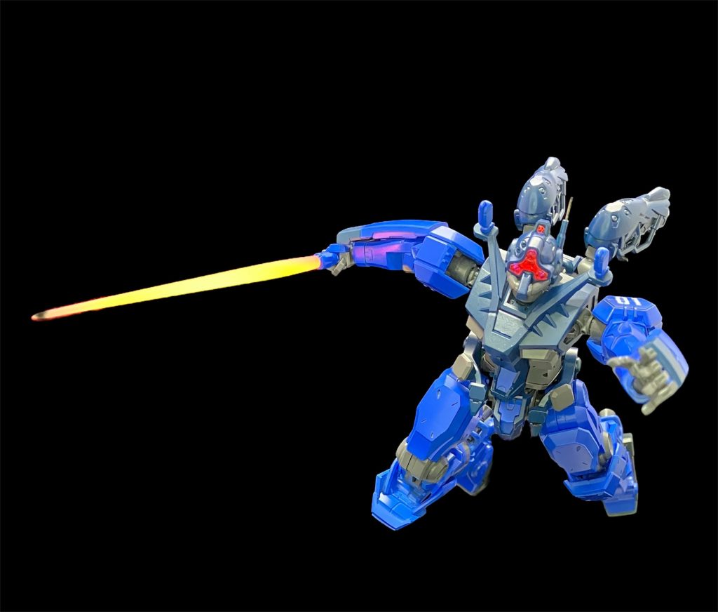 ビーム・サーベルキットの付属のサーベルですが素材が今までと違うようで、不透明感があり表面に凹凸がありました。そしてブラックライトにやたら反応します。