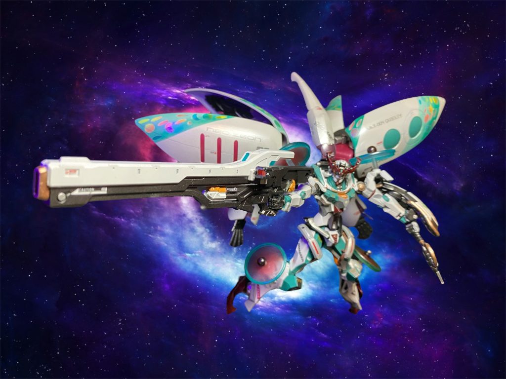 「ジーク…ジーキュー？」更新されたOSの起動画面を見てマチュが戸惑う。「あぁ、キュベレイ。この機体の元の愛称か何かでしょう。ジークアクスのプレースホルダーだった場所に無理矢理押しこんでありますので、皆は便宜上、ジクベレと呼んで居ますが。」「うっしっし。やったねニャアン！これで、向こう側の世界に行ける。シュウジに会いにいける！」「お喜びのところ申し訳ないのですが、あなた方にはおまだ伝えしておかなければならない大事な話が一つあるのです。この機体を解析していく過程で得られた情報からなのですが、、、それによると、どうやらこれが元いた向こう側というのは、ジオンの独立していない、、ジオンが負けた世界らしいのです。」「ジオンが負けた世界、、、」「ええ、これが開発されたのは敗れたジオンが落ち延びたアクシズという小惑星らしいのですが、敗戦国の辺境の基地ですらこのレベルの機体を作る技術力があるという事は、勝利した地球連邦はさらに強大な力を持っていても決しておかしくはありません。貴方がたの向かう先は、こちらの常識など通用もしない、まさに未知数の領域…」