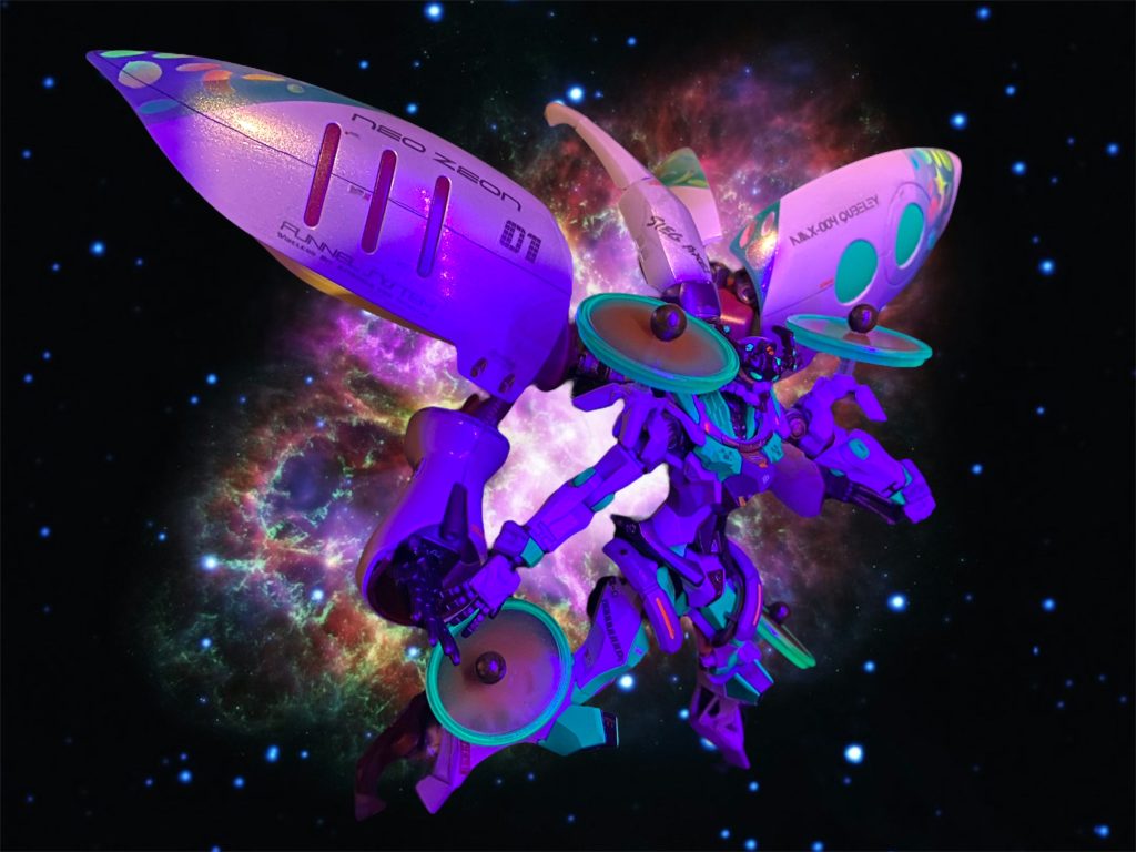 「だとしても行くよ。夢の中のあの子は、淋しそうだった。NTの力に目覚めても、それがかえって自分を苦しめているみたいな…だから、助けるとか、守ってあげるとか、そんなんじゃないけど、何千光年離れてたって“あなたはひとりじゃない　あなたもきっと本当の強さを知っているはず”って伝えてあげたい。だから行くよ。ね、ニャアン？」「マチュ…うん！」 何ということでしょう。 『今日よりもっとつよくなる』と言った、あの日より、あなた方は、本当にずっとずっと、もっともっと、強くなった。 真のニュータイプとは、『進化し“た”者』ではなく、現在進行形で『進化し続けている者』のことなのですね─── 「わかりました。では、いってらっしゃい。あぁ、もしも向こう側の彼に会うことがあって、どうしようもなく不甲斐無い大人ならば、その時は、“修正”でもしてやって下さい。」「シュウセイ?  何、それ、ヒゲマンw」「よろしくお願いします。」「わかった！いってくるね！」