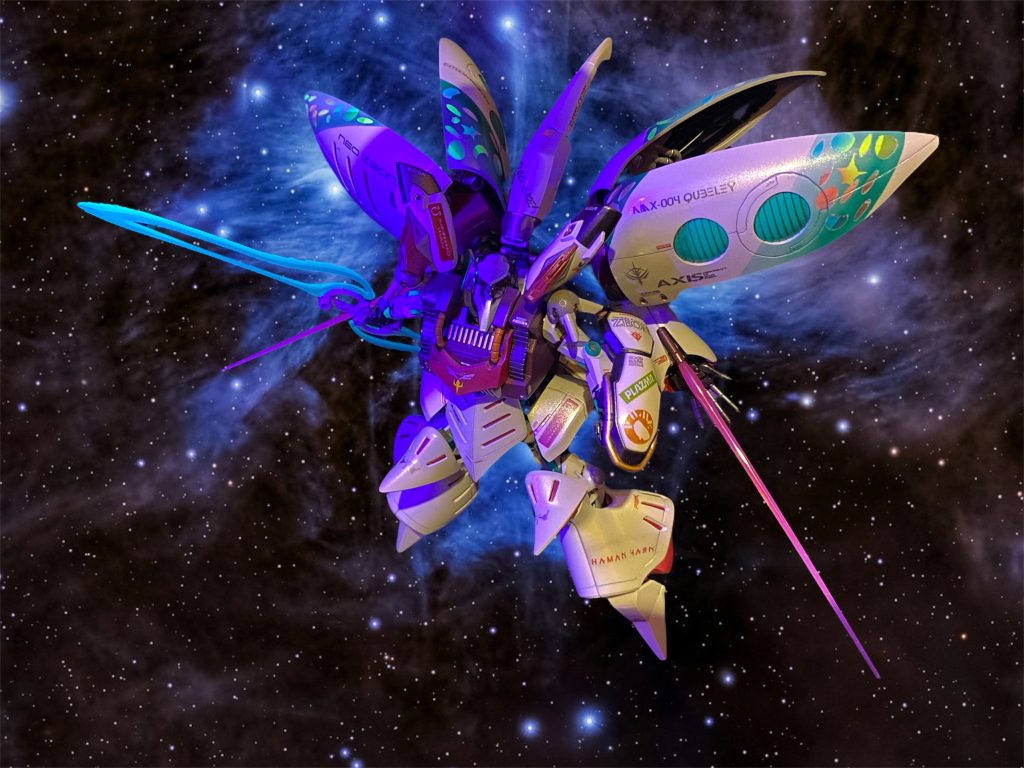   シャリア大佐に続けて、シムス技術大尉が機体の改修に関する説明を行った。 「再起動に成功したシステムから、この機体のデータを抽出し復元。ジークアクスを母体として、再構築しました。これにより、ジフレドとシャロンの薔薇同様、任意で小型のゼクノヴァを発生させる事が出来ます。次元の壁を超えることで起こる不確定要素は未知数ですが、こちら側へとやって来たこの機体の装甲を纏うことで、クアックスもまた、あちら側へと渡ることの出来る存在となるはずです。追加武装や増加装甲等、変更点は多々ありますが、最大の変更点はタンデム(二人乗り)になったことでしょうか。」「早速ですが、アマテさん、ニャアンさん、起動テストを。お二人のM.A.V.を見せて下さい。」