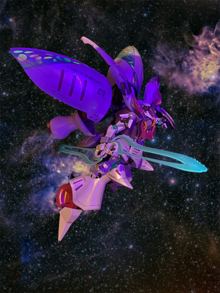 「あの子の機体なの？」「恐らくは。あれもあちら側のニュータイプの乗るサイコミュ兵器。開発コードなどからも、シャロンの薔薇の後継機に当たる機体かも知れません。アレが現れて以来、ゼクノヴァの発生件数も大幅に増加しています。ふたつの宇宙同士がまた歪んで交じり合って不安定になっているのでしょう。それに、前のイオマグヌッソ事故の真相を嗅ぎつけた連邦の特殊部隊が、機体の奪取を狙っているとの噂もある。一刻も早くあちら側へ送り返さなければなりません。」 「それで私たちを呼び出したって訳ね。でも、ゼクノヴァを起こして向こう側への入り口をつなぐ装置がイオマグヌッソだったんじゃ？」そのときシムス技術大尉がちょうどソドンのブリッジに上がってきた。「それについては心配要りません。エンディミオンユニットを覚醒させたクアックスと、あちら側からやって来たオブジェクト、そして本物のニュータイプが居れば理論上は可能かと。お預かりしていたガンダムクアックスの改修も間もなく完了します。」