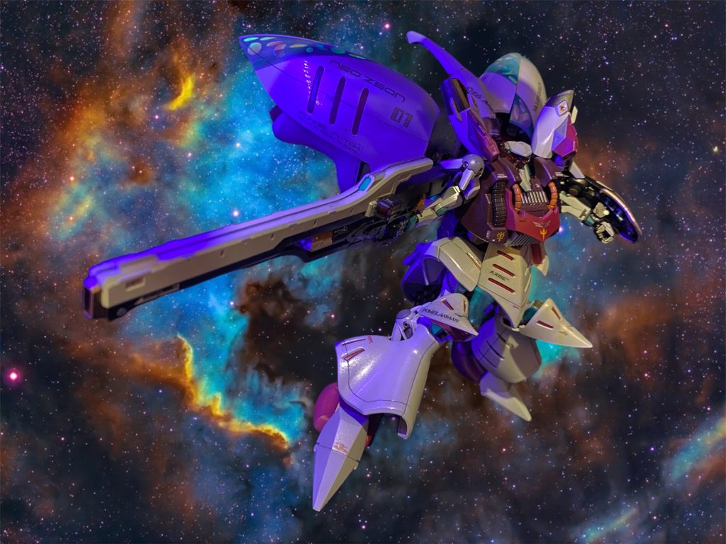 「お久しぶりですね、アマテさん、ニャアンさん。地球での暮らしにも、もうだいぶ慣れたんじゃないですか？」久々に会うシャリア・ブル大佐は、相変わらずニヒルな笑みを浮かべていた。イオマグヌッソの一件以来、擁立されたアルテイシア・ダイクン公女殿下付きの影の部隊としてあちこちを飛び回っているらしい。「まぁねぇ〜。で、何？ヒゲマン。わざわざ宇宙にまで呼び出しておいて、そんな事聞きたかったんじゃないでしょ？」「さすがは新世代のニュータイプ。お察しのとおり、少々厄介なことが起こりました。数週間前のことです。いまはシャア元大佐のパートナー、貴方もご存知のララァ女史から連絡が入ったのです、『久しぶりに向こう側の世界の