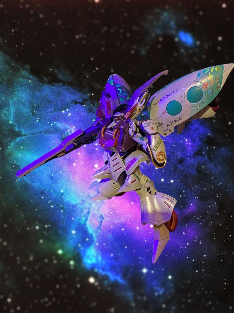 ソドンのブリッジで皆が見守るなか、セファ軍曹から報告があがる。「サイコミュシステム起動。エンディミオンユニット覚醒状態。ゼクノヴァ反応の発生を確認。あちら側への道が開けた模様です！」「カタパルト接続。マチュ、ニャアン、ジクベレいきまーす！」二人の息のあった声とともに、ジクベレは星々の海の彼方へと飛び出してゆく。「って、勢いで飛び出して来ちゃったけど、この広い宇宙で、たった一人の名前も知らない女の子の居場所なんてわかるの？」変わらず、少し不安症なところのあるニャアンの言葉にマチュは迷いなく返した。「大丈夫、“きっとこの宇宙(そら)でめぐり逢える”って、ガンダムが言っている」